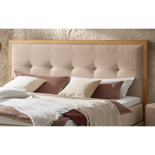 Modernes Polsterbett mit Holzrahmen und beige-braunem Kopfteil mit Dekokissen