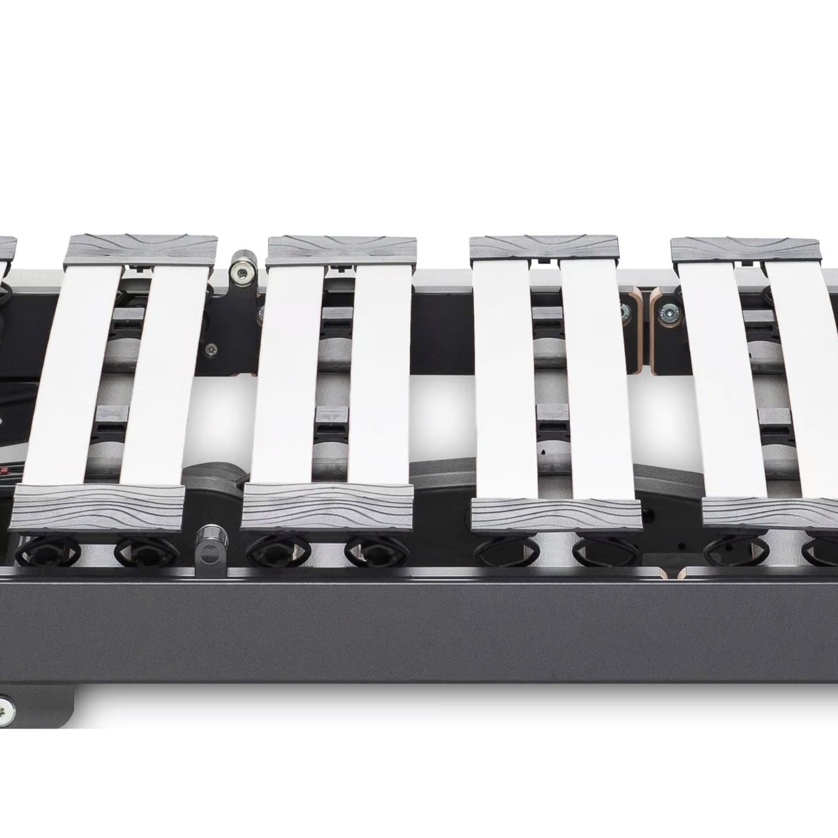 Lattenrost mit weißen flexiblen Holzlatten, verstellbaren grauen Gummihaltern und schwarzem Rahmen, Detailansicht.
