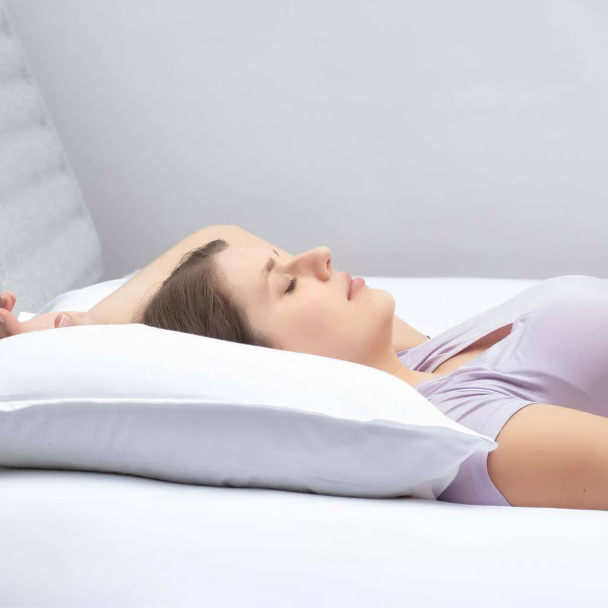 Frau schläft entspannt auf weißem Bico Clima Flow Kissen 40x60 cm in hellem Schlafzimmer