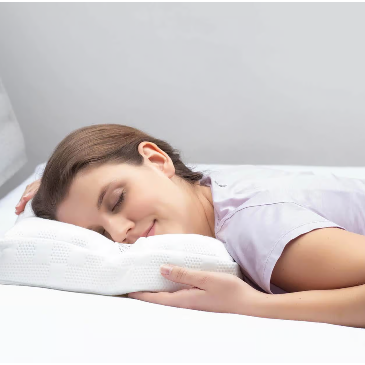 Frau schläft seitlich auf weißem Bico Clima Flow Kissen 40x60 cm – ergonomisches Schlafkissen