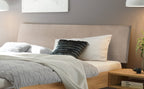 Hasena Pesaro Bett mit Polsterkopfteil – 100 x 200 cm, Fusshöhe 20 cm, Kernbuche natur, geölt, Pace light grey