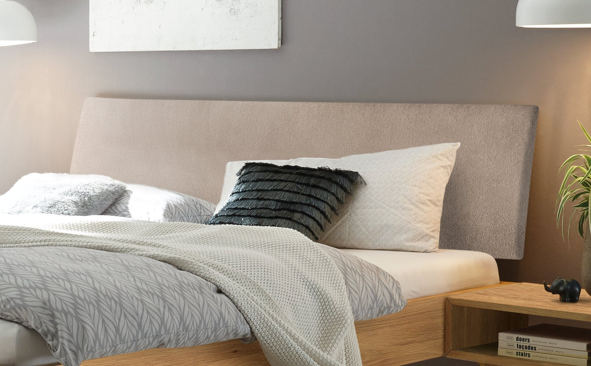 Hasena Pesaro Bett mit Polsterkopfteil – 100 x 200 cm, Fusshöhe 20 cm, Kernbuche natur, geölt, Pace light grey