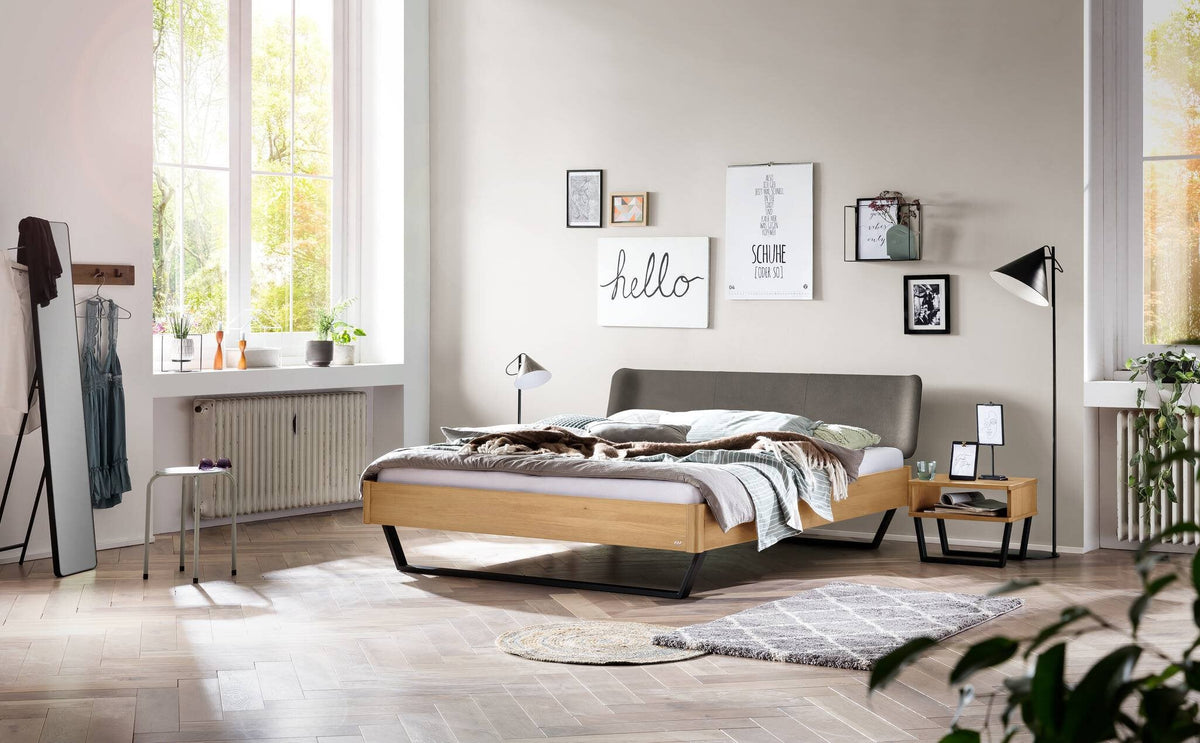 Hasena Montieri Massivholzbett mit Polsterkopfteil – 140 x 200 cm, Fusshöhe 25 cm, Eiche bright, geölt, 841-Pace grey