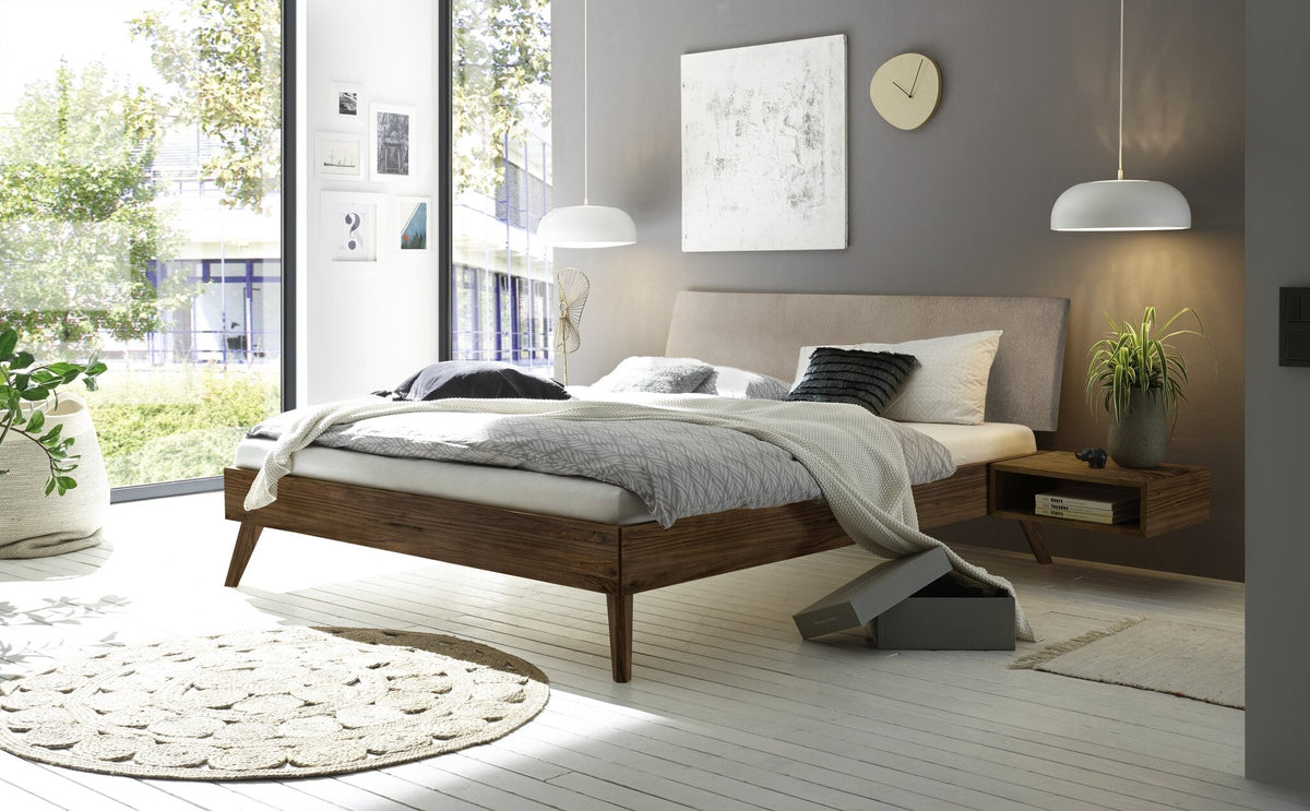 Hasena Pesaro Bett mit Polsterkopfteil – 90 x 200 cm, Fusshöhe 25 cm, Nussbaum, geölt, Pace sand