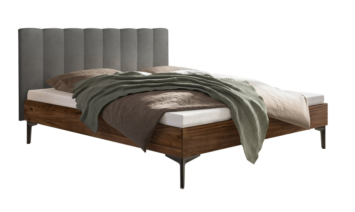 Hasena Donata Massivholzbett mit Polsterkopfteil – 140 x 200 cm, Fusshöhe 20 cm, Nussbaum, geölt, Monet steel