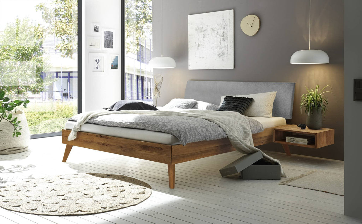 Hasena Pesaro Bett mit Polsterkopfteil – 90 x 200 cm, Fusshöhe 25 cm, Wildeiche natur, geölt, Pace light grey