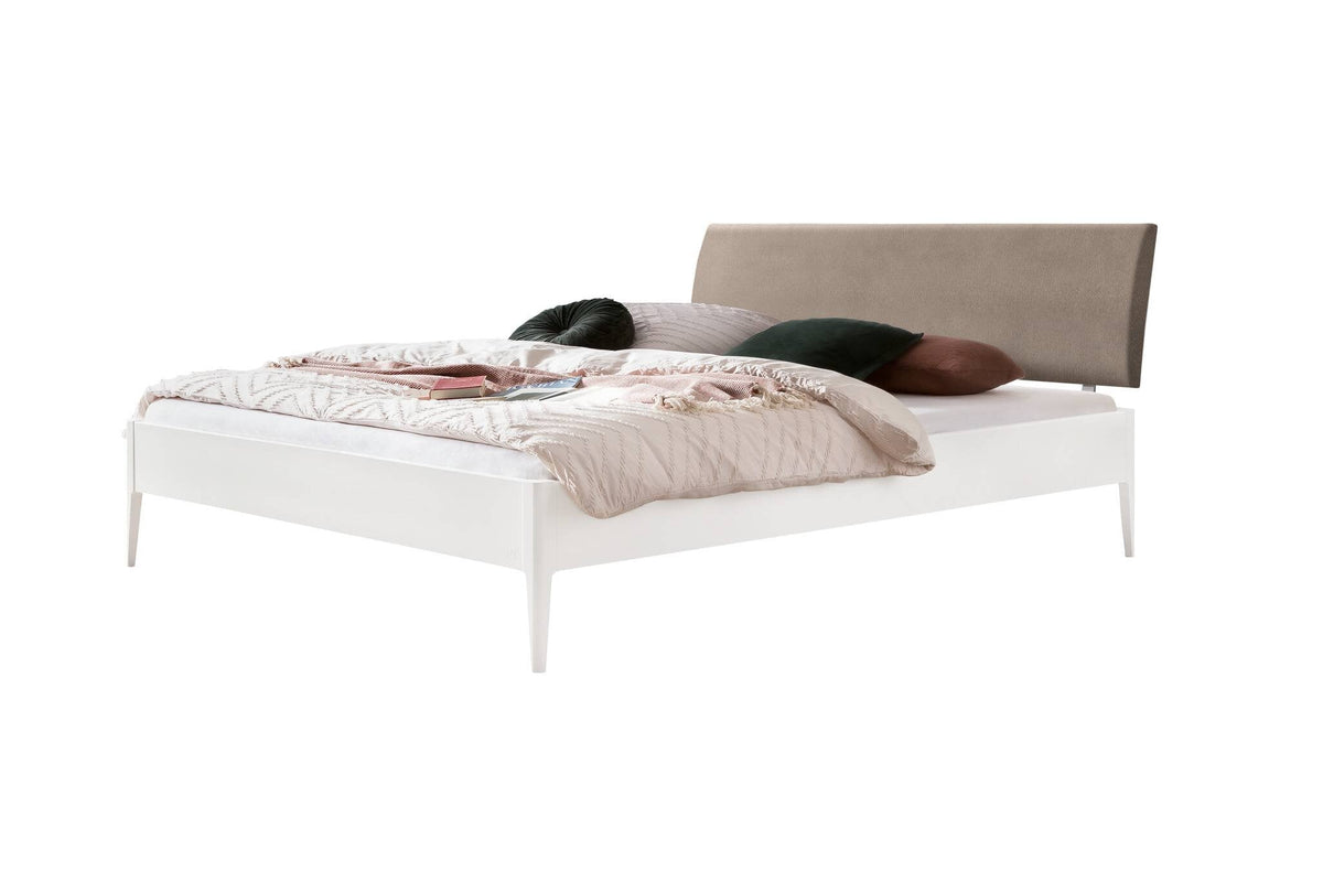 Hasena Sestola Bett mit Polsterkopfteil – 140 x 200 cm, Fusshöhe 20 cm, MDF weiss deckend, lackiert, 842-Pace sand