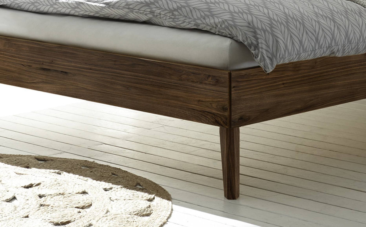 Hasena Pesaro Bett mit Polsterkopfteil – 100 x 200 cm, Fusshöhe 20 cm, Wildeiche natur, geölt, Monet steel