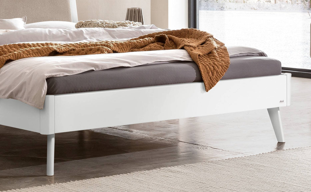 Hasena Fabro Bett mit Polsterkopfteil – 160 x 200 cm, Fusshöhe 20 cm, Nussbaum, geölt, 842-Pace sand