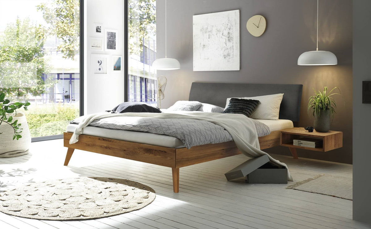 Hasena Pesaro Bett mit Polsterkopfteil – 90 x 200 cm, Fusshöhe 25 cm, Wildeiche natur, geölt, Monet steel