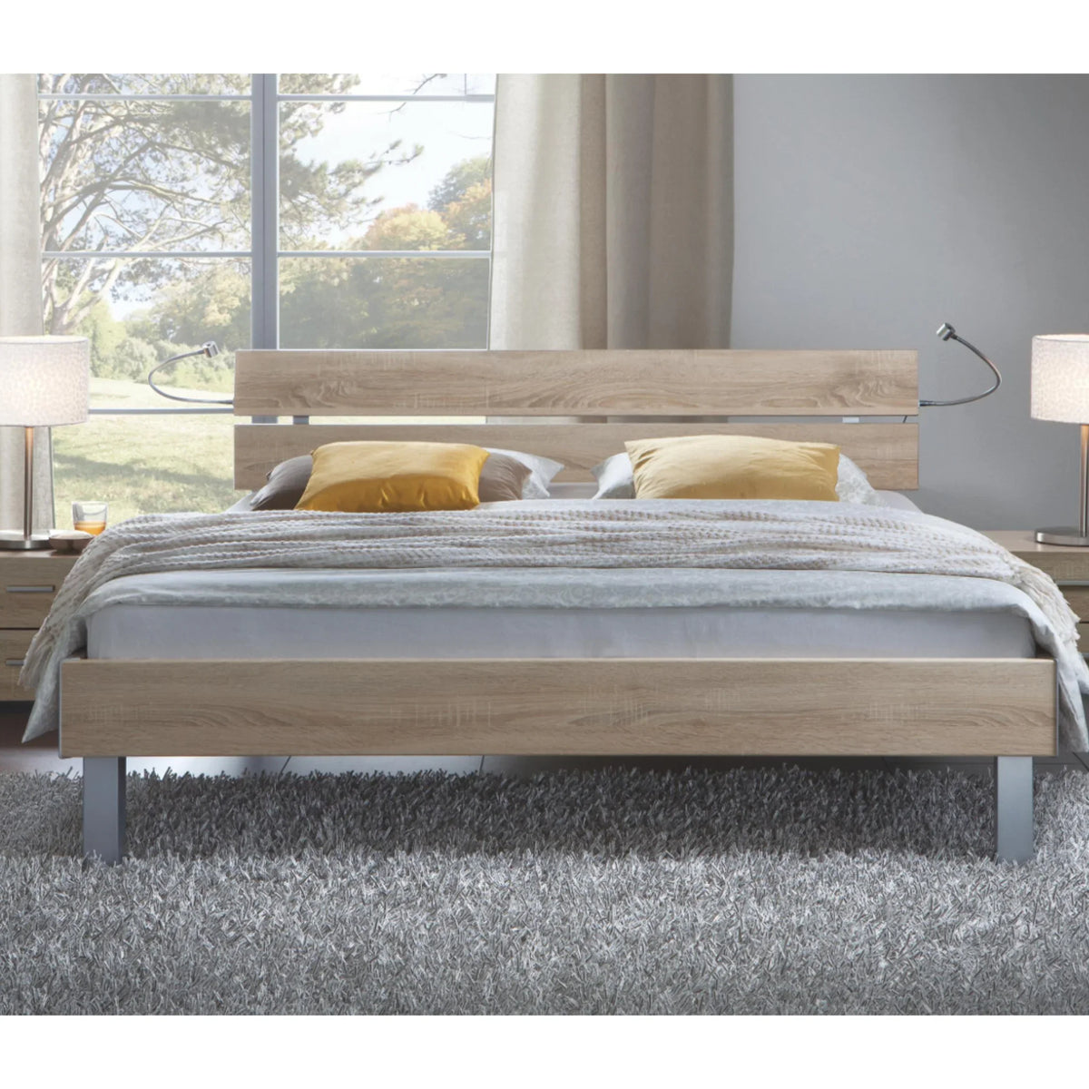 Modernes Hasena Movie Line Star Caro Bett mit Holzrahmen, grauem Teppich und hellem Schlafzimmer.