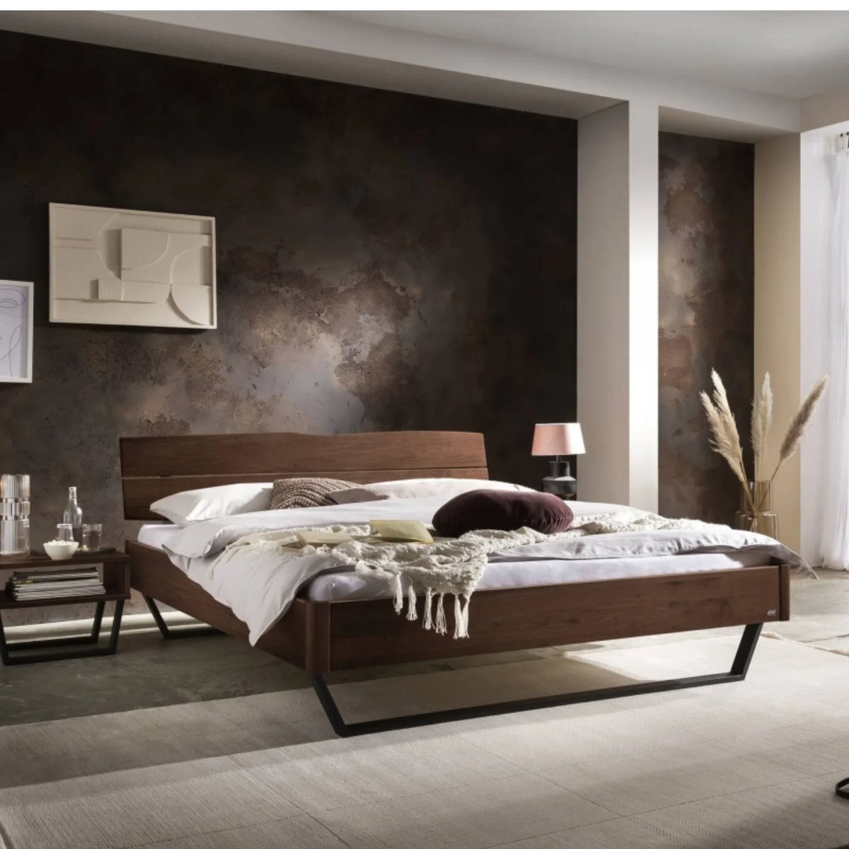 Modernes Schlafzimmer mit Holzbett, dunkler Akzentwand und eleganter Einrichtung - Schweizer Design.
