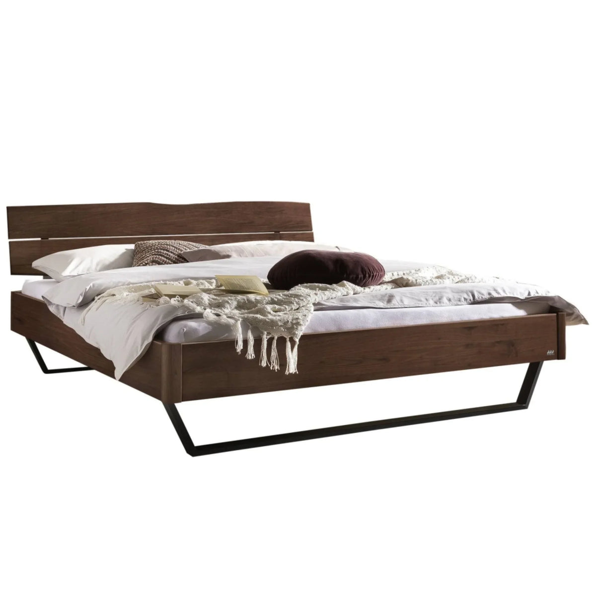 Modernes Doppelbett aus Holz mit Metallgestell und Kopfteil, Schlafzimmermöbel Design.