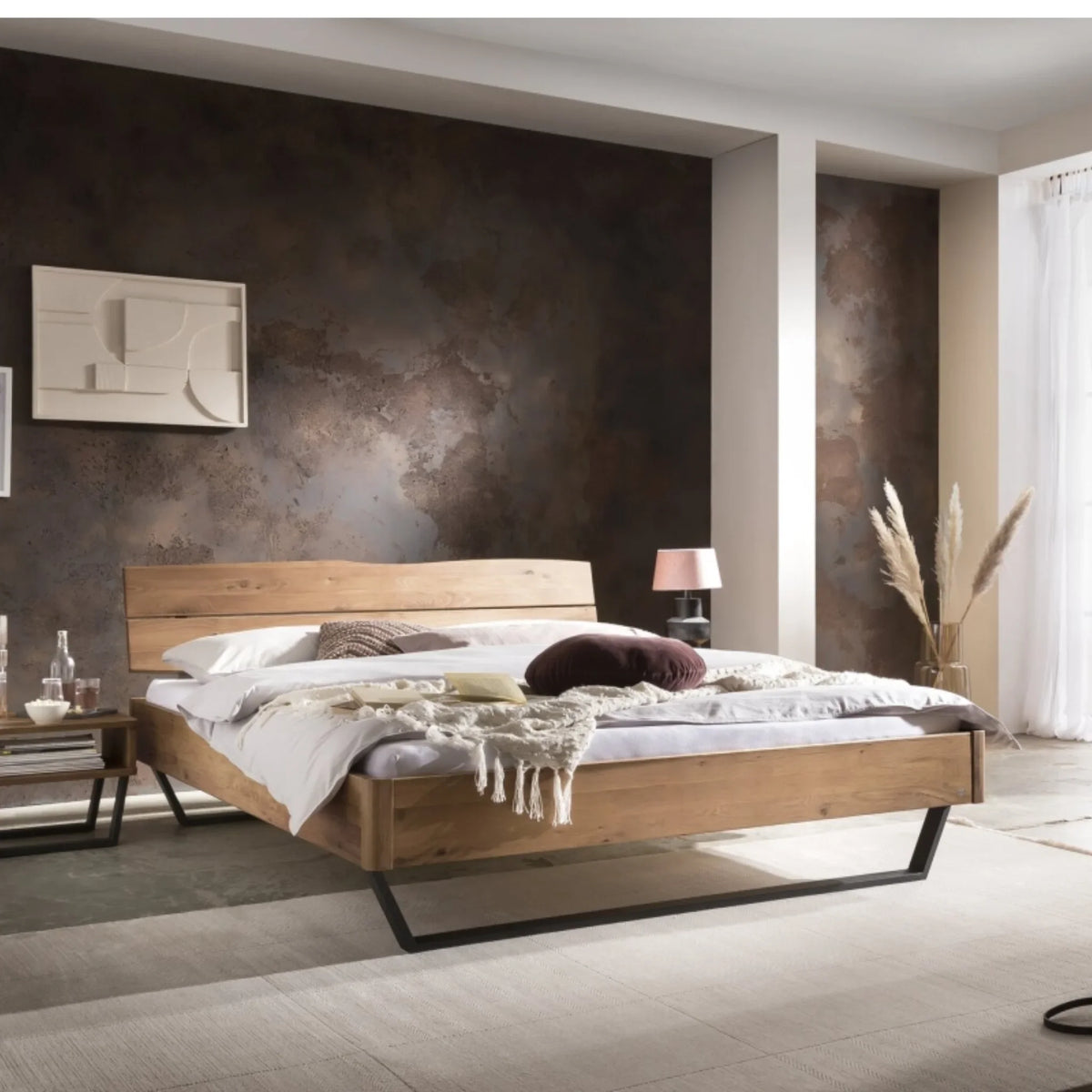 Modernes Holzbett mit Metallfuß, elegantes Schlafzimmer mit dunkler Akzentwand und natürlicher Beleuchtung.